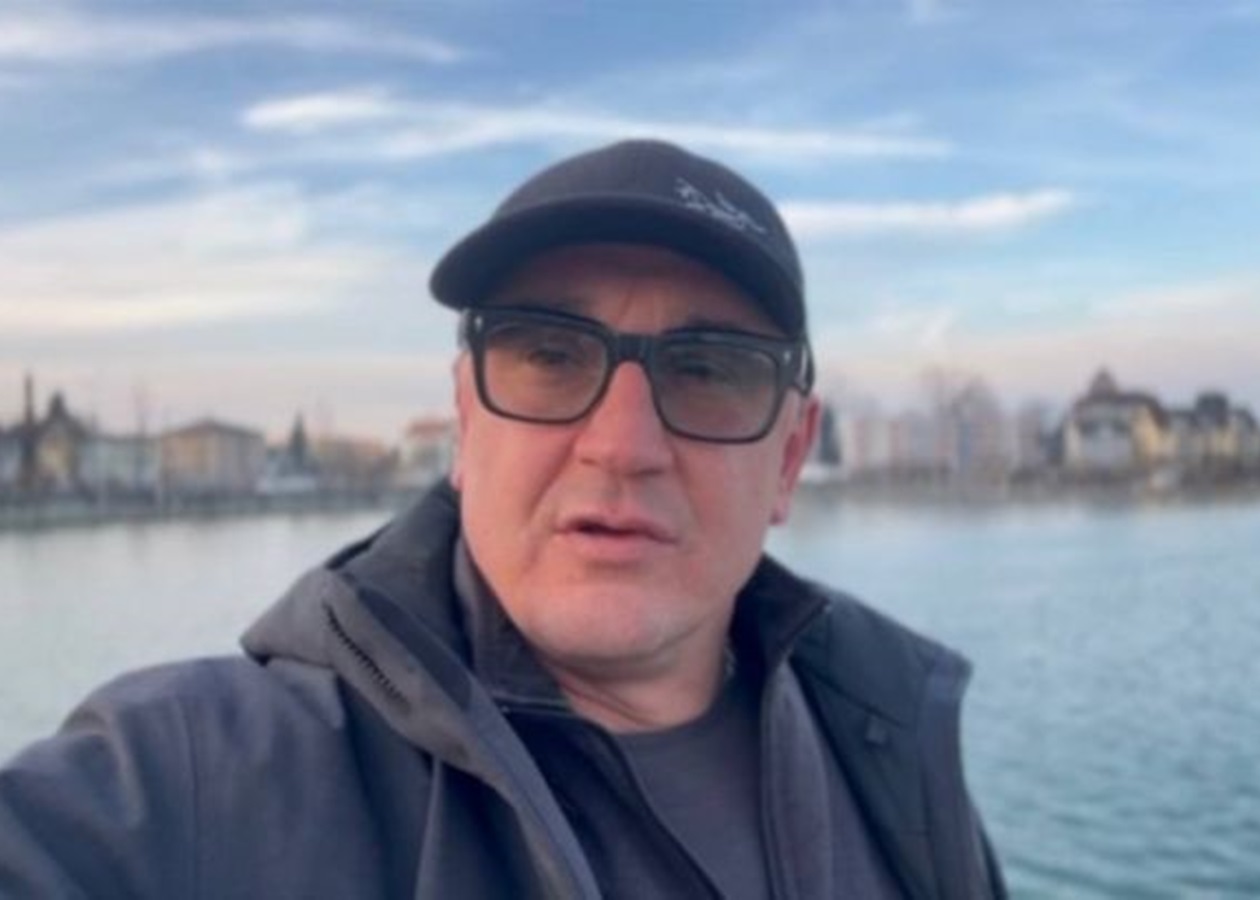 Треш-блогер, що втік з України, записав відео з вибаченнями