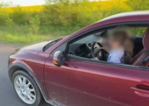 На Львівщині батько посадив малолітню доньку за кермо