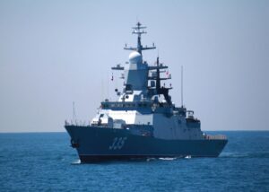 Військові кораблі РФ почали супроводжувати "тіньові" танкери через Ла-Манш
