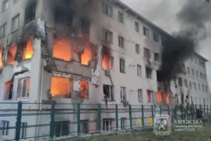 РФ атакувала п’ятиповерхівку у Харкові: моторошні фото наслідків