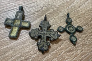Київська митниця передала Львівському музею унікальні хрестики періоду Київської Русі