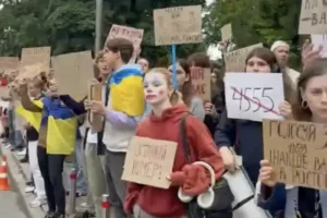 У Маріїнському парку люди вийшли на підтримку законопроєкту про незалежність НАБУ і САП