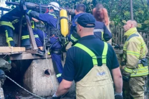 На Буковині рятувальники витягли з колодязя три тіла