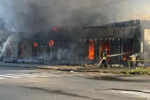 Удар по Запоріжжю: загорілися торговельні павільйони, серед поранених – підліток