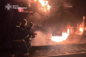 Пожежа знищила секцію електровоза вантажного потяга на Рівненщині (фото)