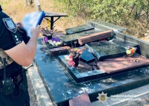 В Одесі чоловік пошкодив майже 30 пам’ятників на кладовищі