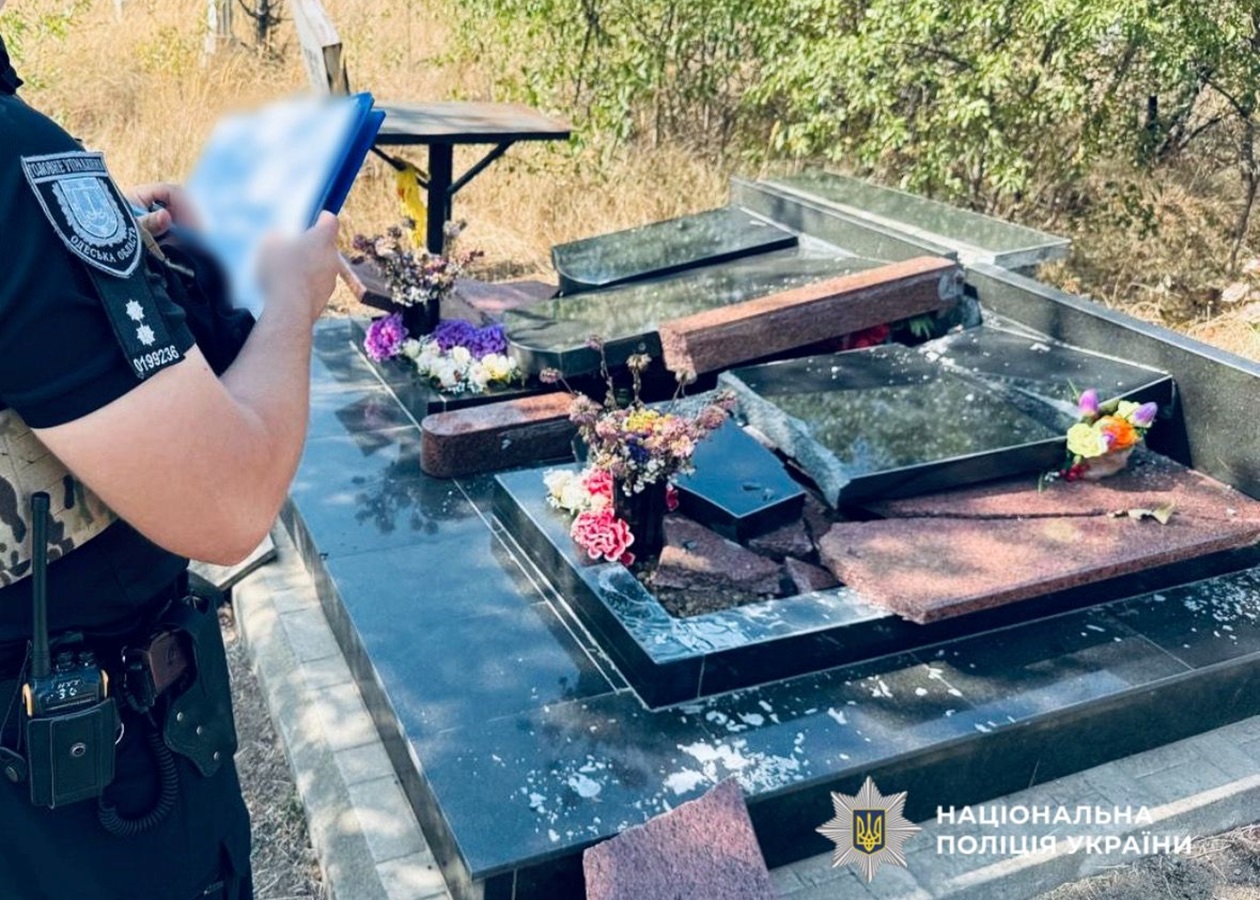В Одесі чоловік пошкодив майже 30 пам’ятників на кладовищі