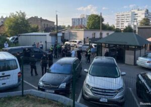 У Луцьку натовп пошкодив автомобіль ТЦК