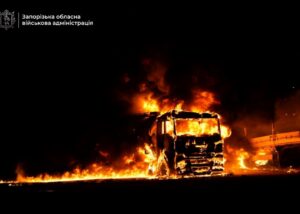 Росіяни обстрілюють Запоріжжя: руйнування і пожежа