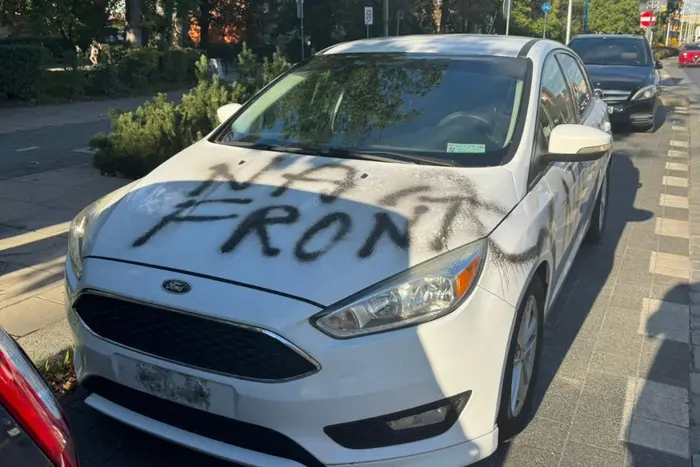 «На фронт». У Вроцлаві вандали розмалювали авто українки (фото)