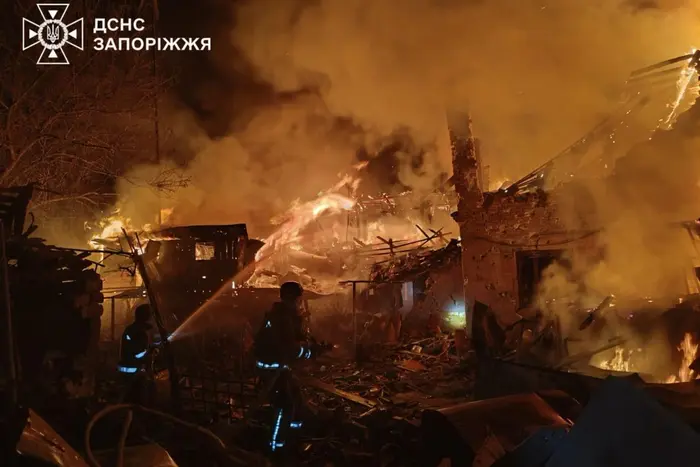 У Запоріжжі внаслідок ракетного удару виникли масштабні пожежі (фото)