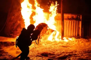 Чернігівщина: РФ вдарила по рятувальниках, коли ті гасили пожежу (фото)