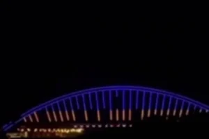 Подільський міст у Києві засяяв кольорами державного прапора