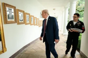 Трамп замінив портрет Байдена на пристрій для автопідпису у Білому домі