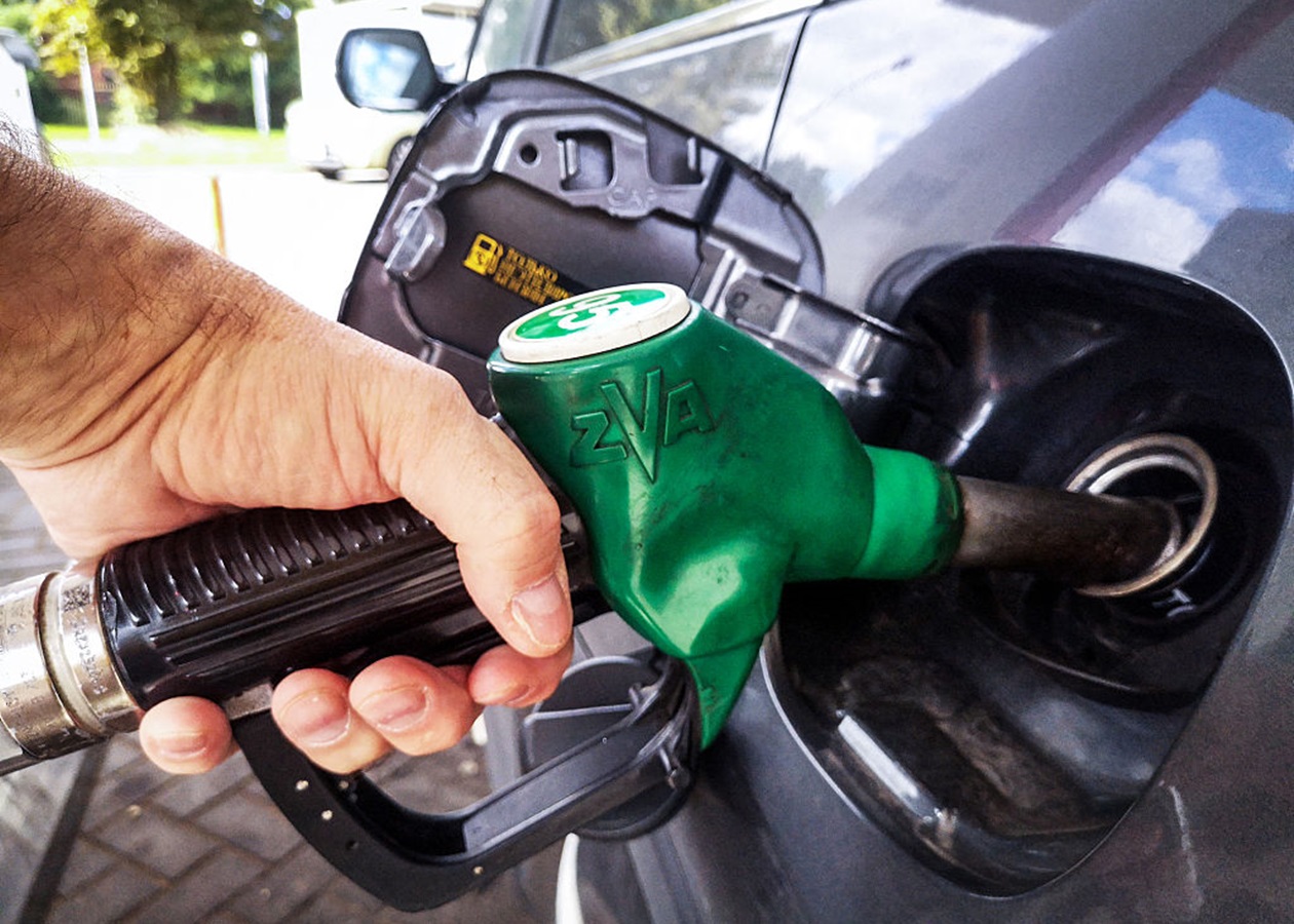 Паливна криза в РФ: ліміт на продаж бензину ввели ще в трьох регіонах