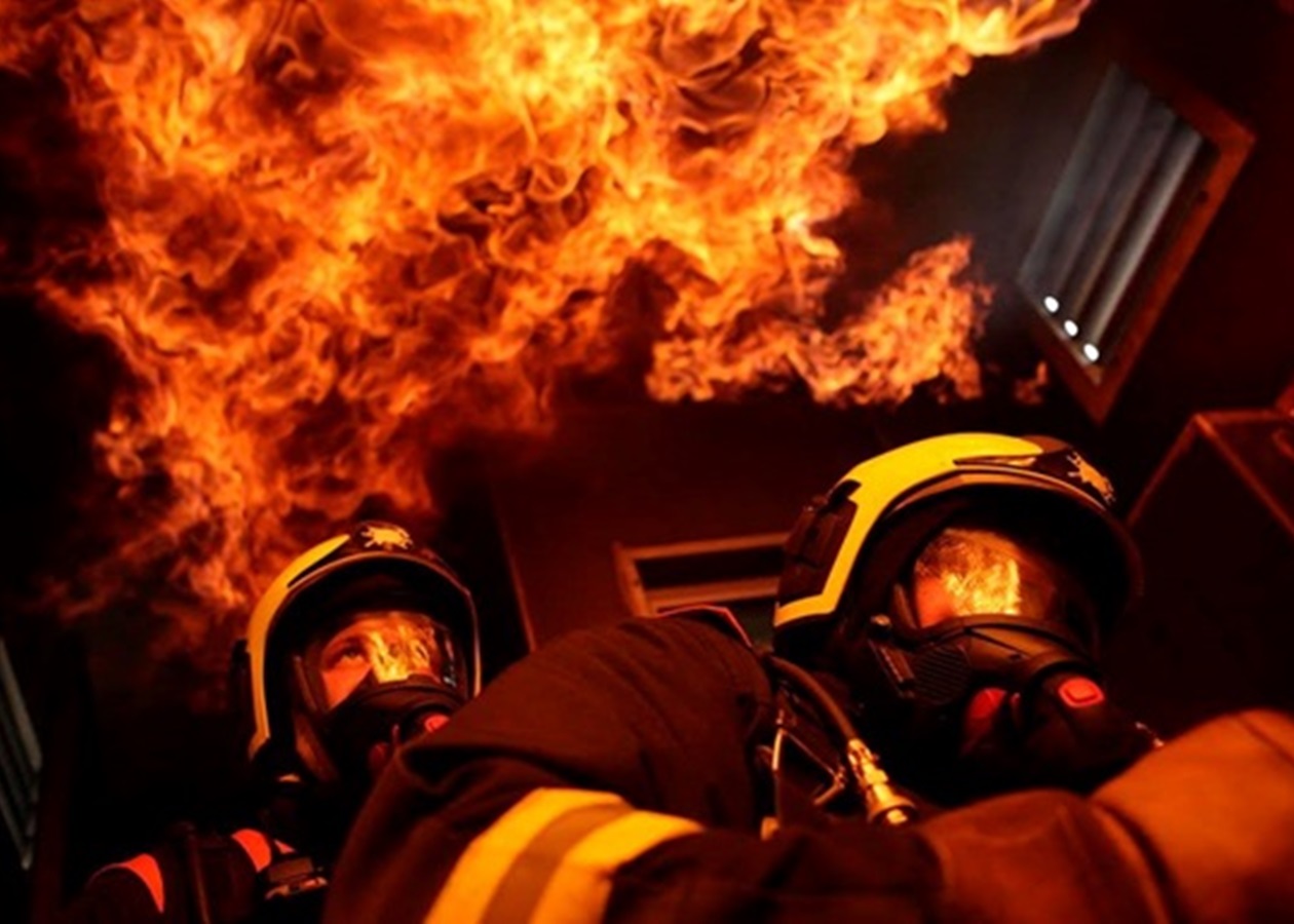 Наслідки удару: у Києві палає багатоповерхівка, перебої зі світлом і водою