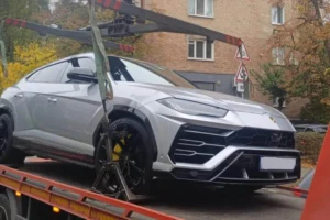 У Києві водій Lamborghini вразив недолугим паркуванням (фото)