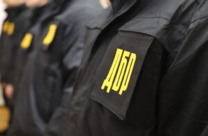 Старший слідчий ДБР Руслан Тарасенко та його сестра з НАБУ Інна Грекова: обидва їздять на іномарках батька-професора і приховують майно на окупованій Луганщині