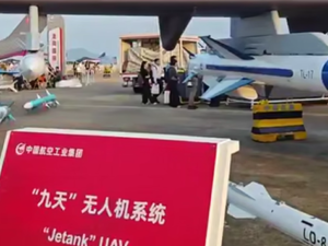 Здатен запускати “рої”: Китай вперше підняв у повітря найбільший у світі авіаносець дронів