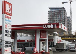 Румунія готує державний контроль над активами Лукойла