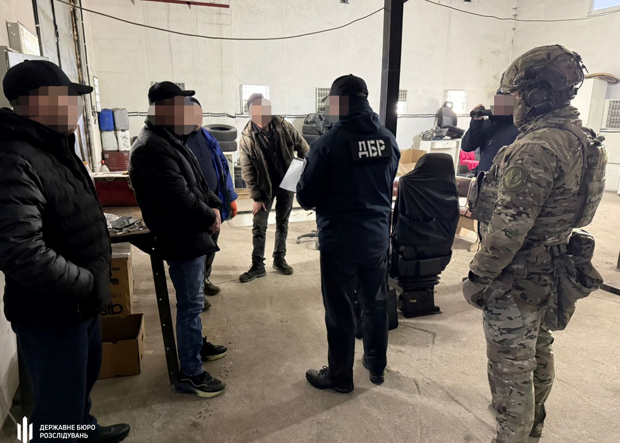 Відправляли підлеглих працювати на СТО: посадовцям в/ч оголосили підозру