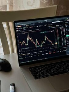 Криптоспільноти як ширма для фінансових пірамід: обіцянки стабільного доходу та механізм збору грошей без повернення