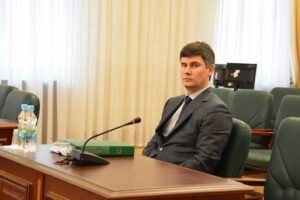Списаний по ВЛК суддя Денис Мандичев продовжує «господарювати» у Києві: важка гіпертонія не завадила залишитися на посаді