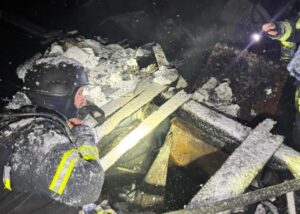 Удари РФ по Київщині: рятувальники дістали з-під завалів родину з дитиною