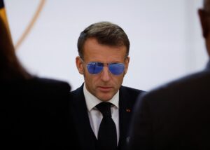 Макрон жорстко відповів на погрози Трампа щодо мит за Гренландію