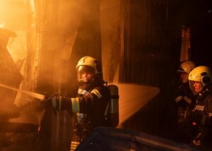 У Харкові БПЛА влучив у будинок: загинула дівчина