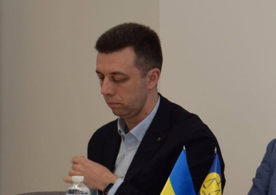 Суддя Петров «засвітив» італійську квартиру, елітні авто та вкрадені горіхи — нові деталі статків