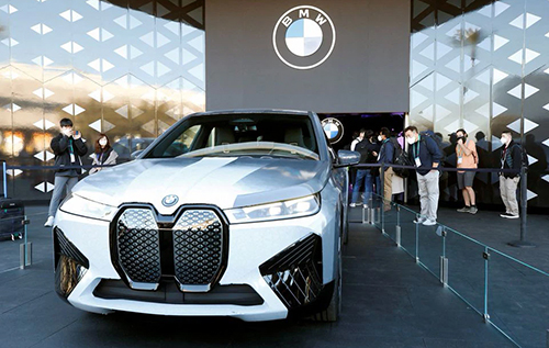 РФ закуповує західні іномарки  в обхід санкцій: У Reuters назвали країну, яка допомагає Путіну