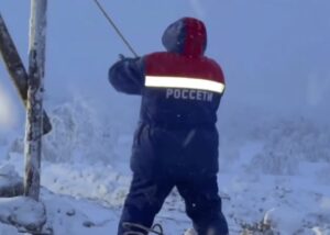 Блекаут в РФ: у Мурманську поставили дерев'яні ЛЕП