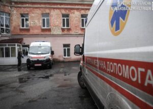 Росіяни обстріляли лікарню у Херсоні: постраждали медики