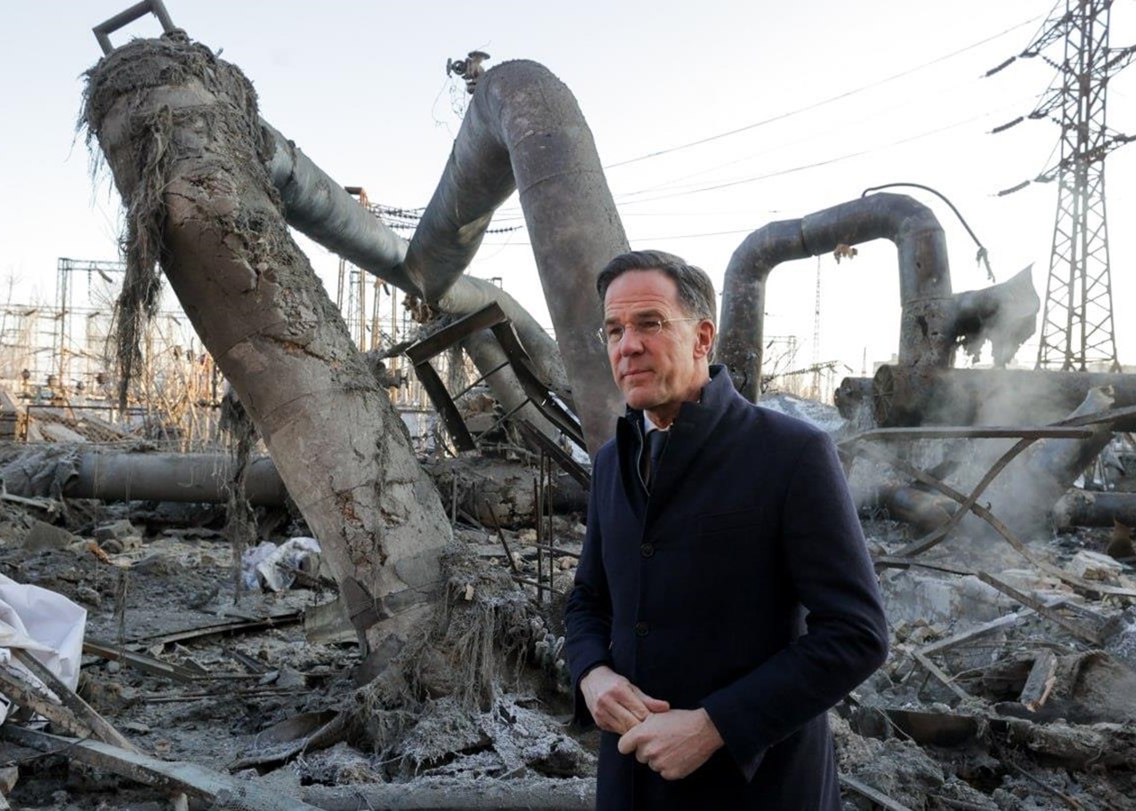 Рютте показали наслідки удару Росії по ТЕЦ в Києві