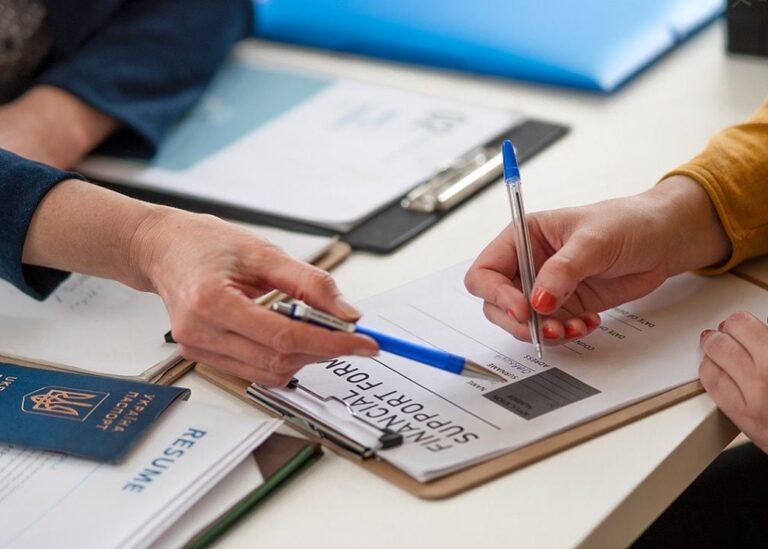 Не лише переселенці: хто може отримати фінансову допомогу в Україні