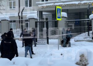 У Росії затримали підлітка, який з ножем напав на студентів у гуртожитку