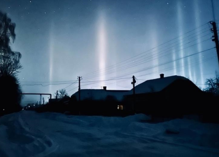 У небі над Тернопільщиною зафіксували "світлові стовпи"