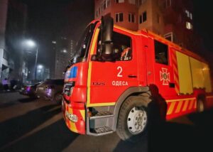 В Одесі горять будинки, СТО і магазин, є поранені