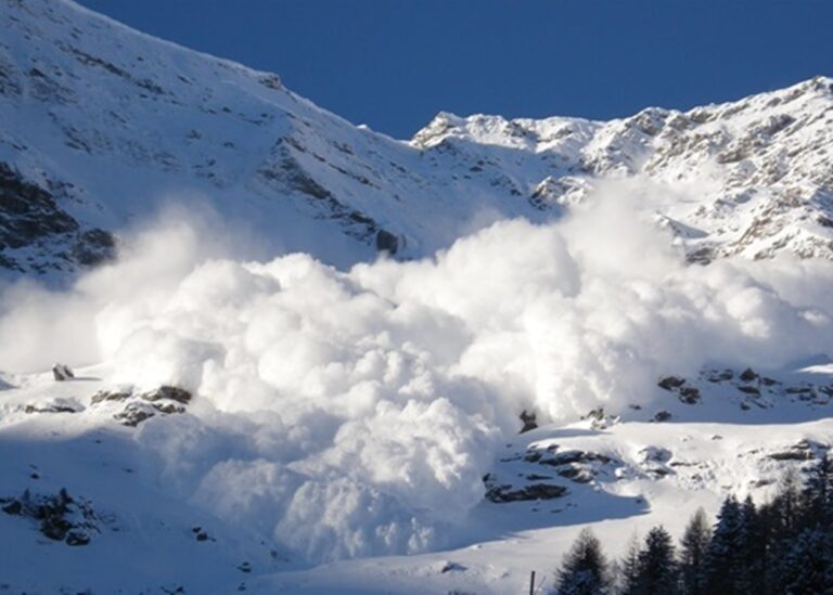 У Карпатах лавина накрила лижників