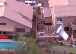 У США літак впав у двір житлового будинку: крило пробило дах, є постраждалі