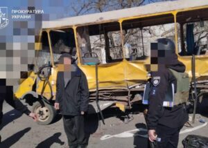 У Херсоні дрон атакував маршрутку, 20 поранених