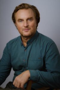 Заступник директора Київської академії танцю Олексій Дроздов не зміг пояснити НАЗК походження понад 4 мільйонів гривень готівкою та валютою