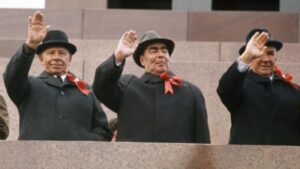 Буде “план”: Після ударів по НПЗ Росія вводить жорстке регулювання бензину