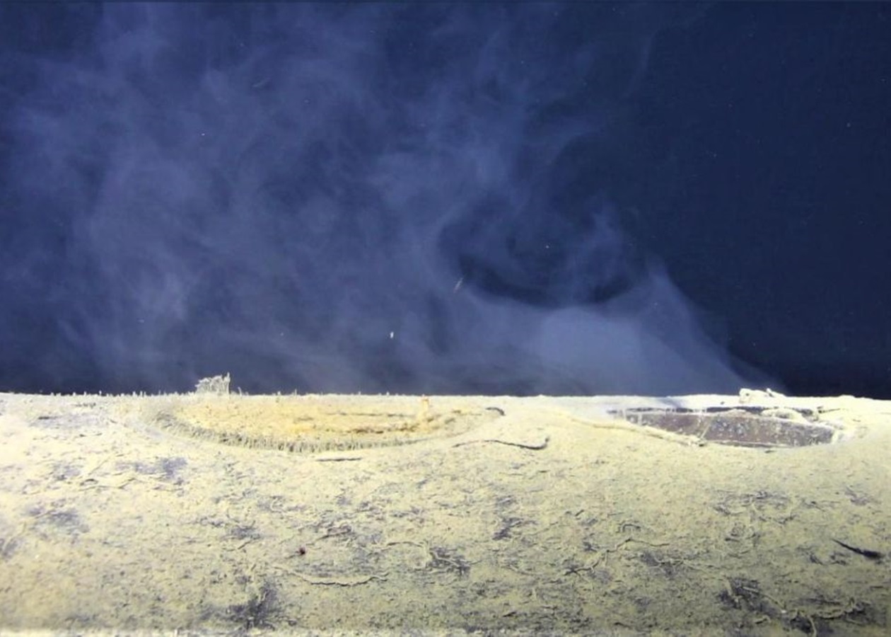 Затонулий радянський підводний човен випускає радіоактивні відходи в океан