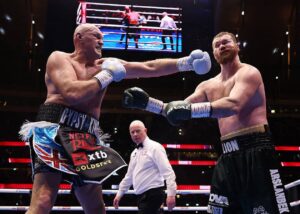 Ф'юрі домінував і розгромив Махмудова після камбека