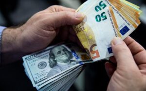 Ризики залишаються високими: Експерт дав прогноз, яким буде курс долара на початку травня