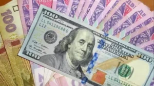 Чи чекати стрибка валют: Українцям дали прогноз щодо долара та євро