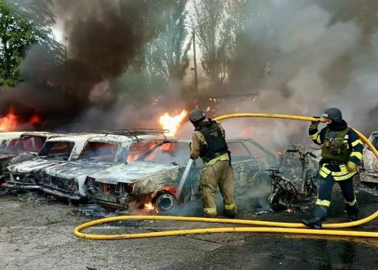 Атаки РФ: на Дніпропетровщині згоріли десятки авто і мопедів
