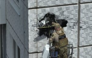 Бойова частина “шахеда” застрягла у стіні 15-го поверху: в Одесі провели унікальну спецоперацію над прірвою